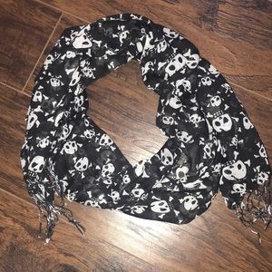Super cute skull scarf ♥️